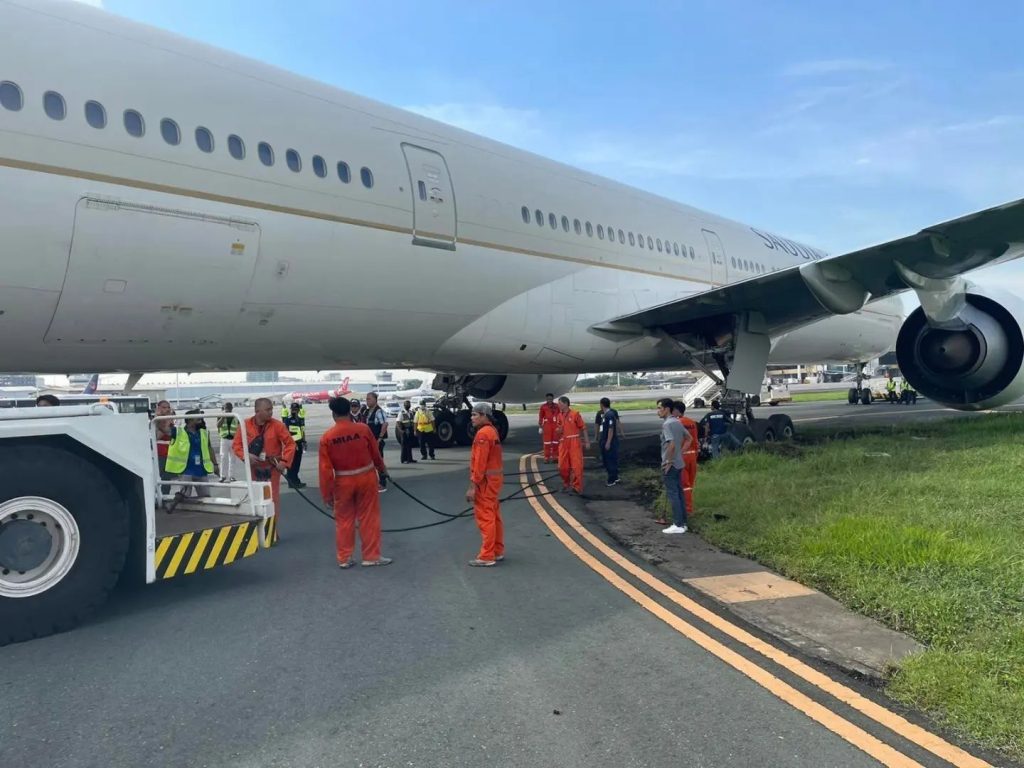 Pada Minggu (19/06) lalu sebuah pesawat Boeing 777-300 (HZ-AK22) milik maskapai ...