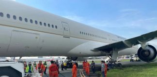 Pada Minggu (19/06) lalu sebuah pesawat Boeing 777-300 (HZ-AK22) milik maskapai … Pada Minggu (19/06) lalu sebuah pesawat Boeing 777-300 (HZ-AK22) milik maskapai ...
