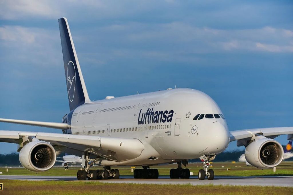 Pada Senin (27/06) kemarin maskapai Lufthansa telah mengumumkan bahwa akan menga...