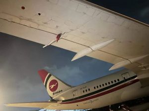 Sebuah pesawat Boeing 787-8 Dreamliner (S2-AJU) milik Biman Bangladesh Airlines ...