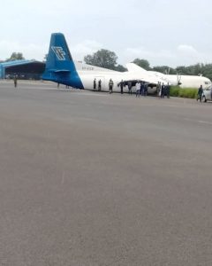 Sebuah pesawat Fokker F-27-500 (5Y-CCE) milik maskapai Cargo2Fly yang akan mengo...