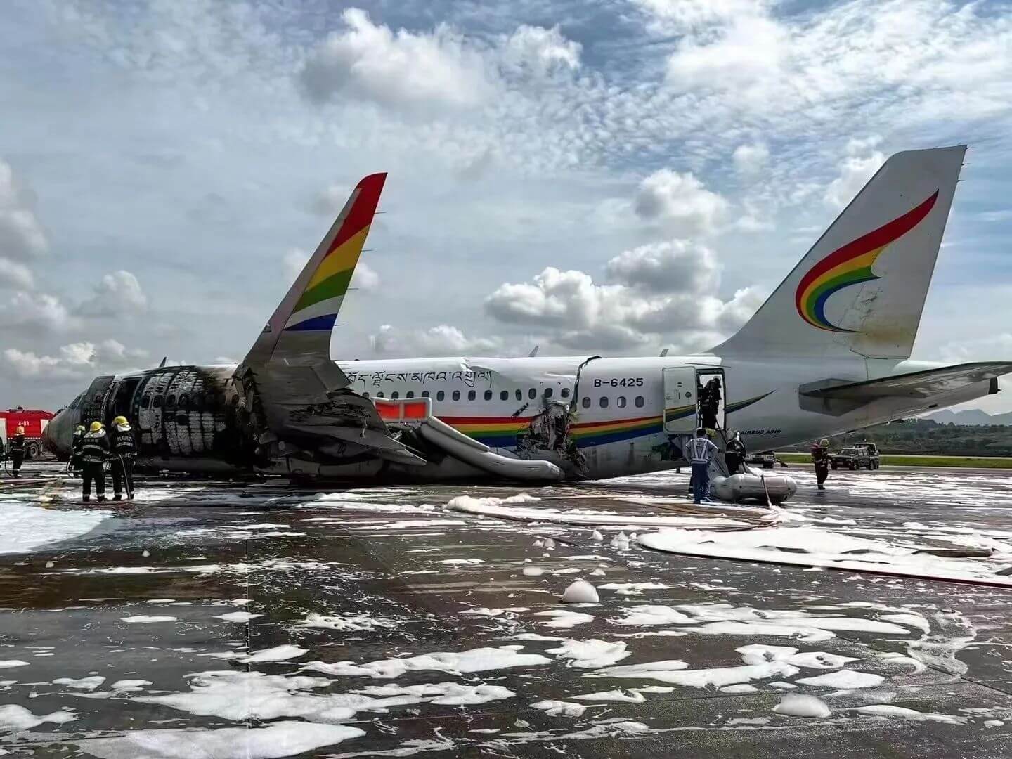 Berikut adalah foto - foto yang memperlihatkan kondisi pesawat Airbus A319-115 (...
