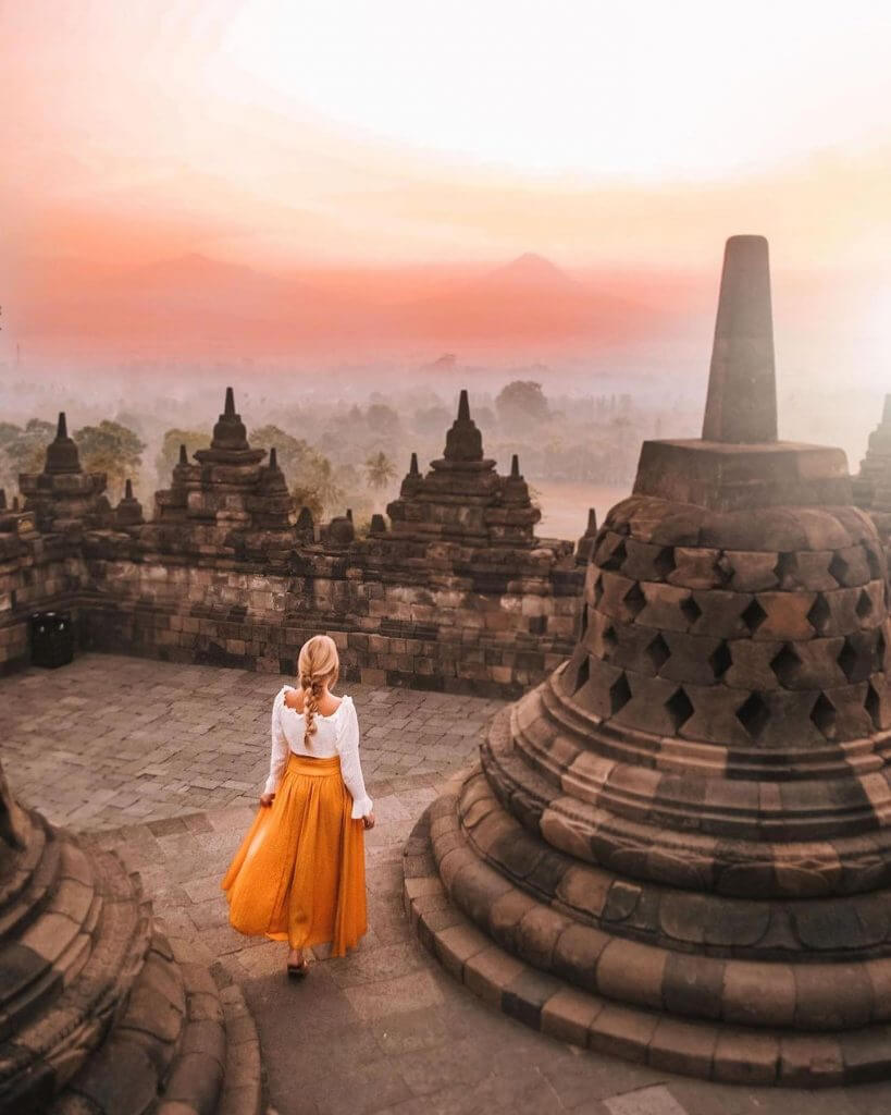 Spend your day by exploring the majestic Borobudur Temple! Set in Central Java, ...