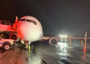 Sebuah pesawat Boeing 737-800 (N516AS) milik Alaska Airlines yang mengoperasikan...