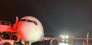 Sebuah pesawat Boeing 737-800 (N516AS) milik Alaska Airlines yang mengoperasikan… Sebuah pesawat Boeing 737-800 (N516AS) milik Alaska Airlines yang mengoperasikan...