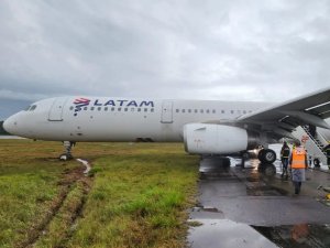 Sebuah pesawat Airbus A321-231 (PT-MXM) milik maskapai LATAM mengalami insiden r...