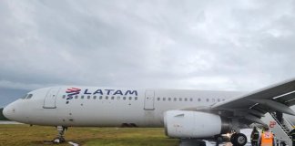 Sebuah pesawat Airbus A321-231 (PT-MXM) milik maskapai LATAM mengalami insiden r… Sebuah pesawat Airbus A321-231 (PT-MXM) milik maskapai LATAM mengalami insiden r...