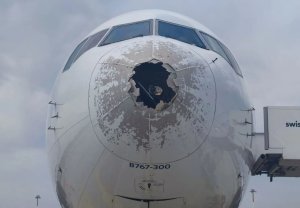 Sebuah pesawat Boeing 767-300 (N189DN) milik maskapai Delta yang tengah mengoper...
