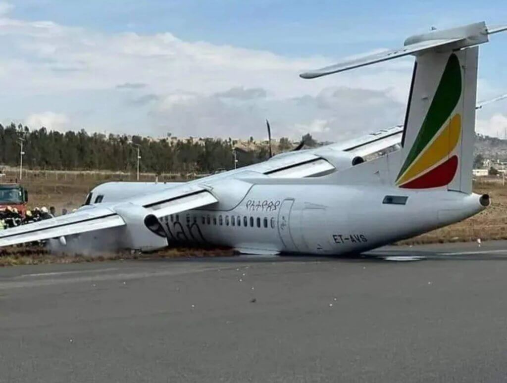 Sebuah pesawat DHC-8-402Q Dash 8 (ET-AVS) milik Ethiopian Airlines yang tengah m...