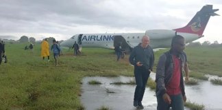 Sebuah pesawat Embraer ERJ-135LR (ZS-SJX) milik maskapai Airlink yang sedang men… Sebuah pesawat Embraer ERJ-135LR (ZS-SJX) milik maskapai Airlink yang sedang men...