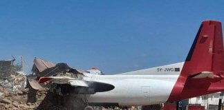 Sebuah pesawat Fokker 50 (5Y-JWG) milik Jetways Airlines mengalami kerusakan yan… Sebuah pesawat Fokker 50 (5Y-JWG) milik Jetways Airlines mengalami kerusakan yan...