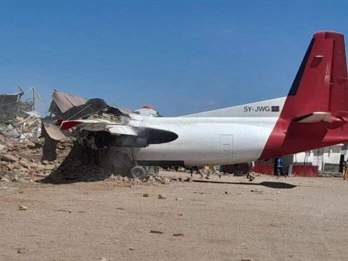 Sebuah pesawat Fokker 50 (5Y-JWG) milik Jetways Airlines mengalami kerusakan yan...