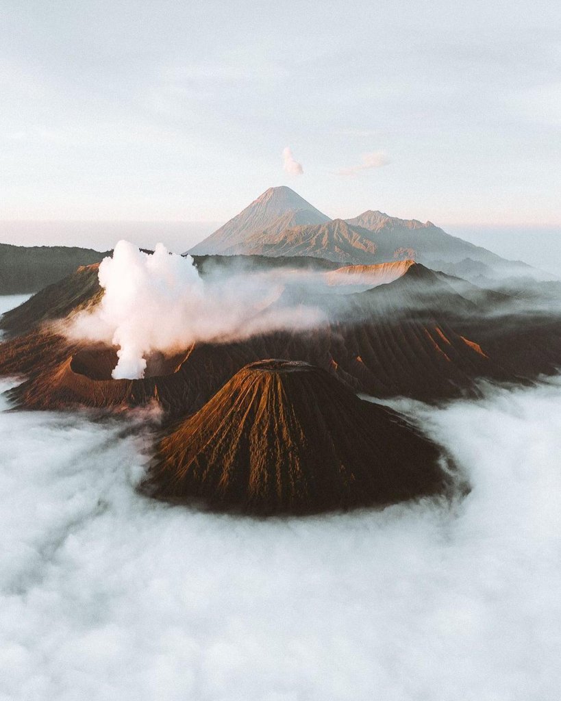 Behold a magical sight from one of Indonesia's most magnificent marvels!
#Moun...