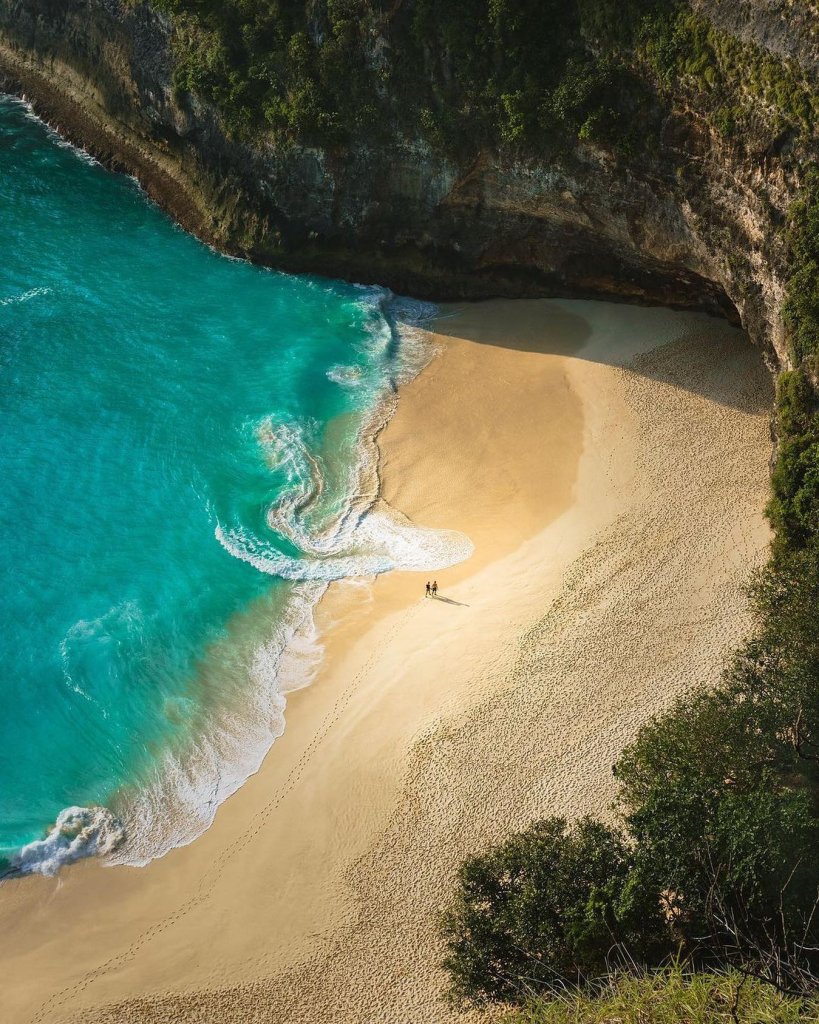 Let's take some time out to indulge in the beauty of #KelingkingBeach.

As one o...