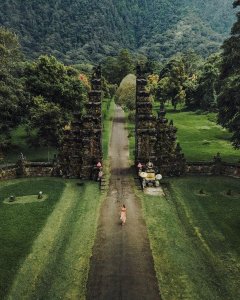 Walk through the #HandaraGate, Bali, and discover an extraordinary view!

Locate...