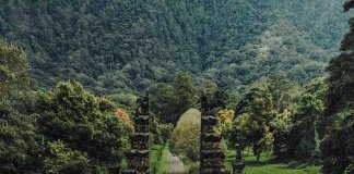 Walk through the #HandaraGate, Bali, and discover an extraordinary view!
Locate… Walk through the #HandaraGate, Bali, and discover an extraordinary view!
Locate...