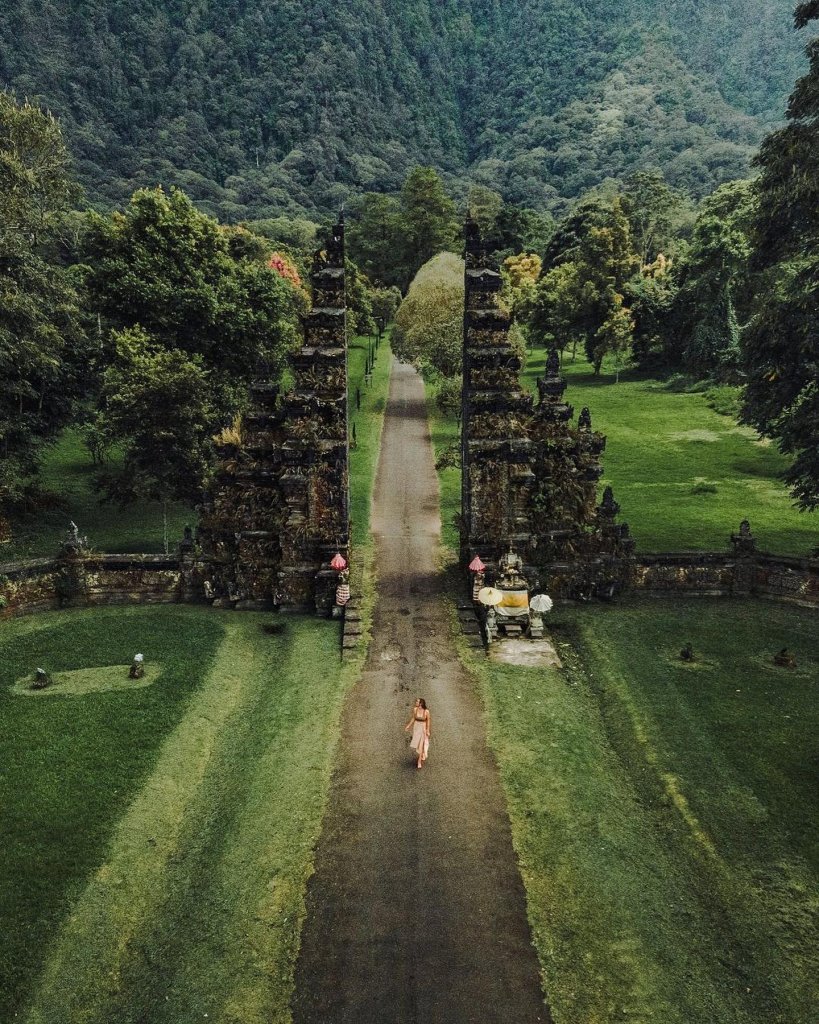 Walk through the #HandaraGate, Bali, and discover an extraordinary view!

Locate...